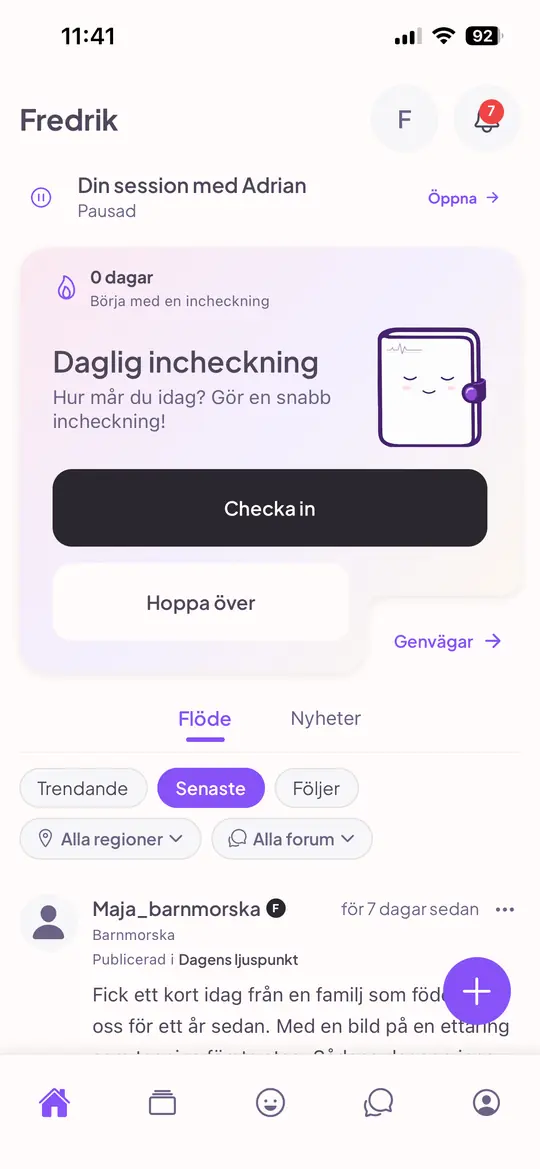 Appens startsida med en pausad mentorsession, daglig incheckning och ett flöde med inlägg från kollegor.